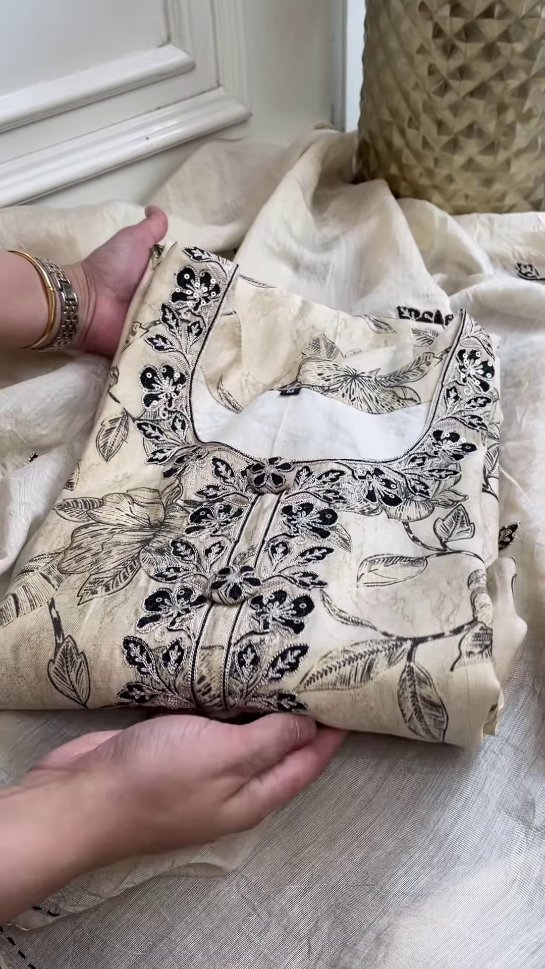 Timeless Off-White Floral Printed Kurta Set – Summer Ethnic Elegance - Image 4