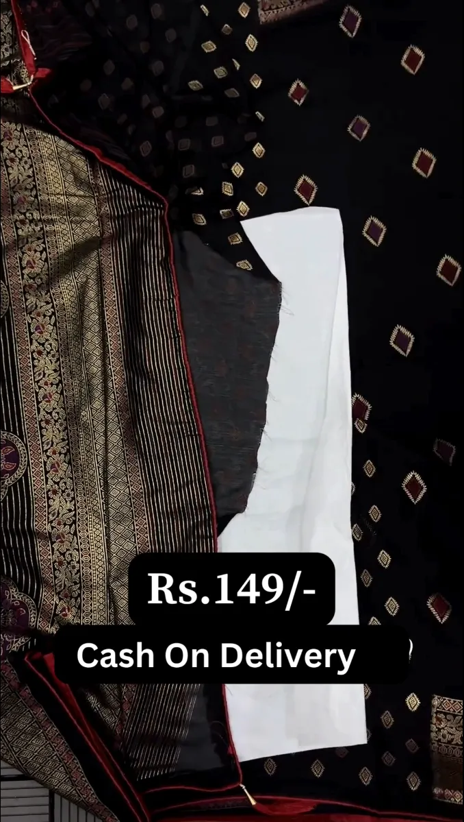 Golden Elegance: Look Mesmerizing in This Shimmering Saree – A Perfect Blend of Luxury and Glamour - Image 4