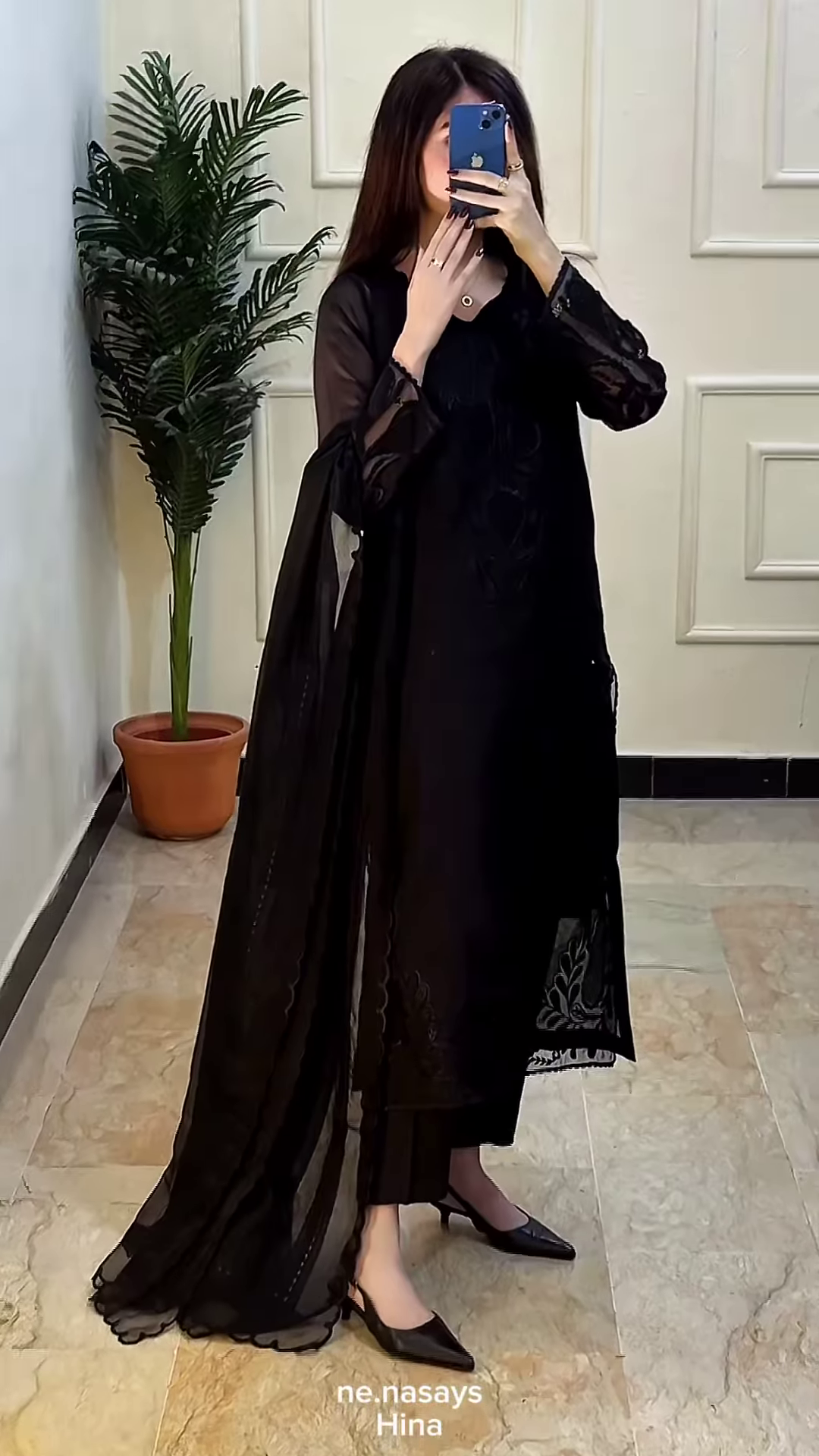 Timeless Elegance: The Classic Black Abaya